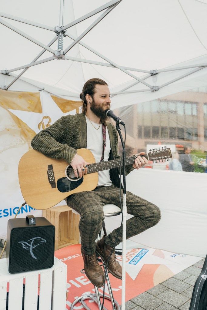 Der Zweck dieser Fotografie ist zu Zeigen, dass ich durchaus nicht nur Zuhause oder im Keller stattfinde.
Danke an Marc für dieses und alle anderen Bilder:)